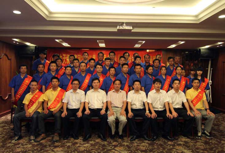 裝飾集團(tuán)隆重表彰2012年度“優(yōu)秀務(wù)工人員”和“優(yōu)秀安全員”