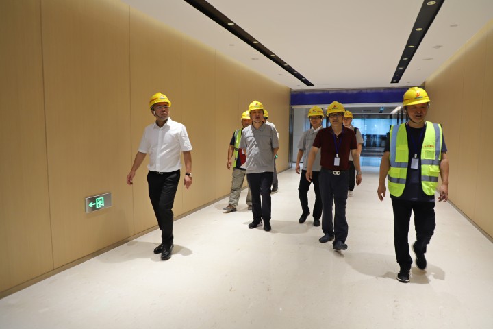 控股集團(tuán)副總裁吳華一行到中天精誠裝飾開展高溫慰問和安全檢查