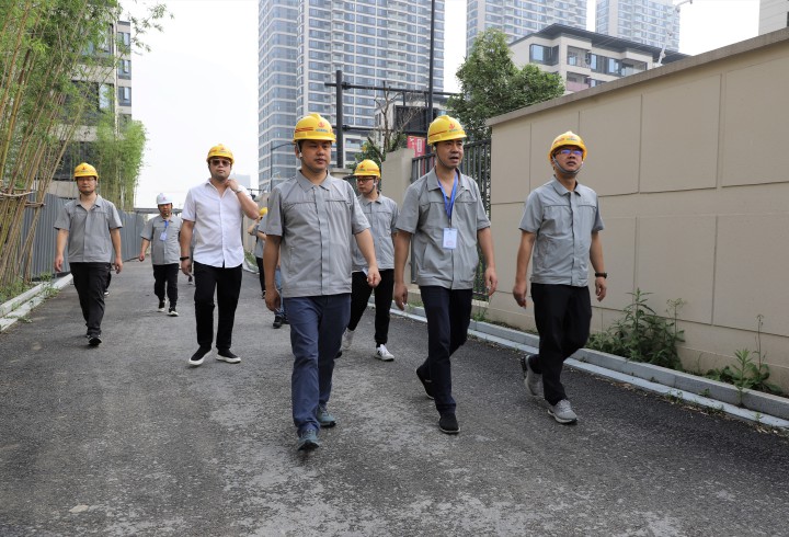 控股集團副總裁吳華一行到中天精誠裝飾高溫慰問檢查