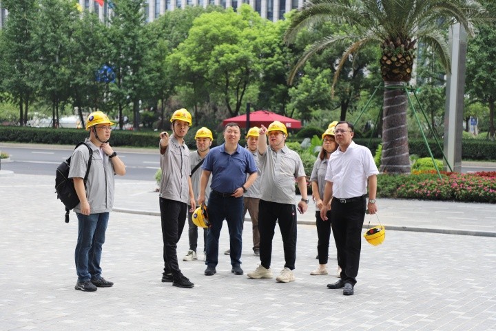 控股集團(tuán)執(zhí)行總裁吳華一行到中天裝飾集團(tuán)開展高溫慰問檢查