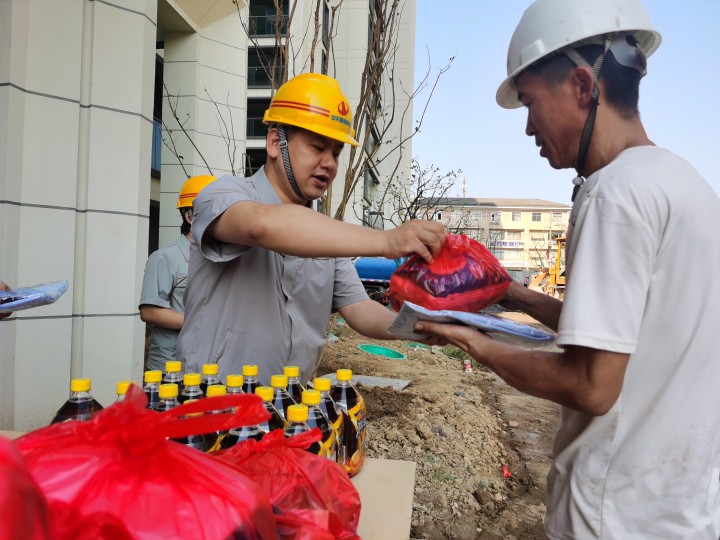 送清涼 保生產|中天精誠裝飾開展高溫慰問和項目檢查系列活動