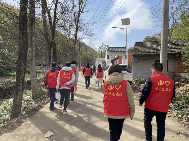 中天精誠裝飾開展“以愛暖冬”公益活動(dòng)