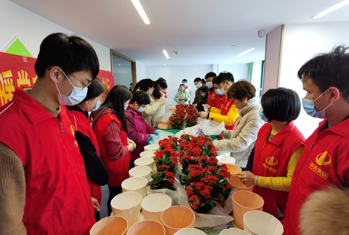 中天精誠裝飾組織開展學雷鋒志愿服務活動