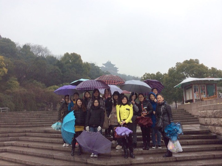 裝飾集團開展 “三八”婦女節(jié)登山活動