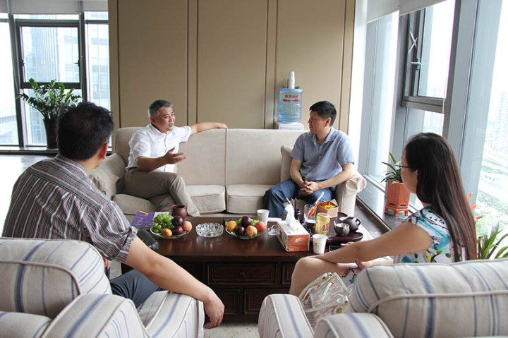 南星街道黨工委書記魯軍走訪慰問裝飾集團(tuán)