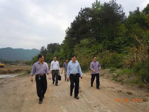 樓錦其董事長(zhǎng)前往苗圃基地檢查工作