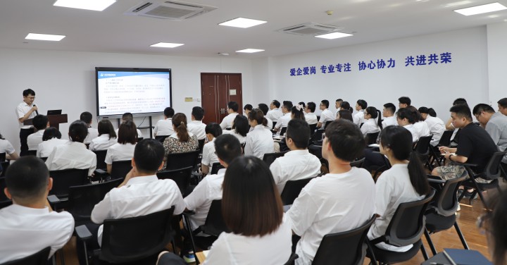 中天精誠裝飾召開制度學(xué)習(xí)宣貫會