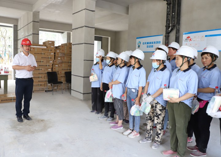 浙江省建筑裝飾行業協會秘書長吳建挺一行到精誠裝飾開展高溫走訪慰問活動