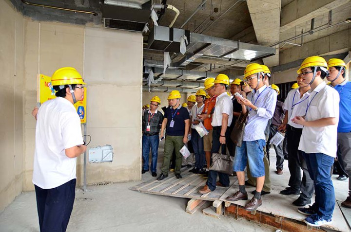 裝飾集團(tuán)召開工程管理現(xiàn)場(chǎng)會(huì)暨半年度工作總結(jié)會(huì)議