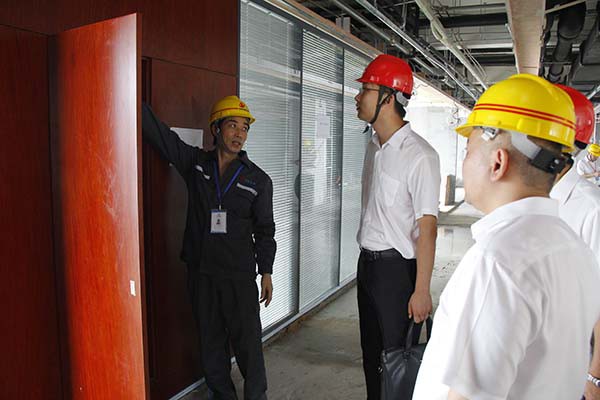 控股集團董事長助理徐慧泉一行到裝飾集團慰問、檢查