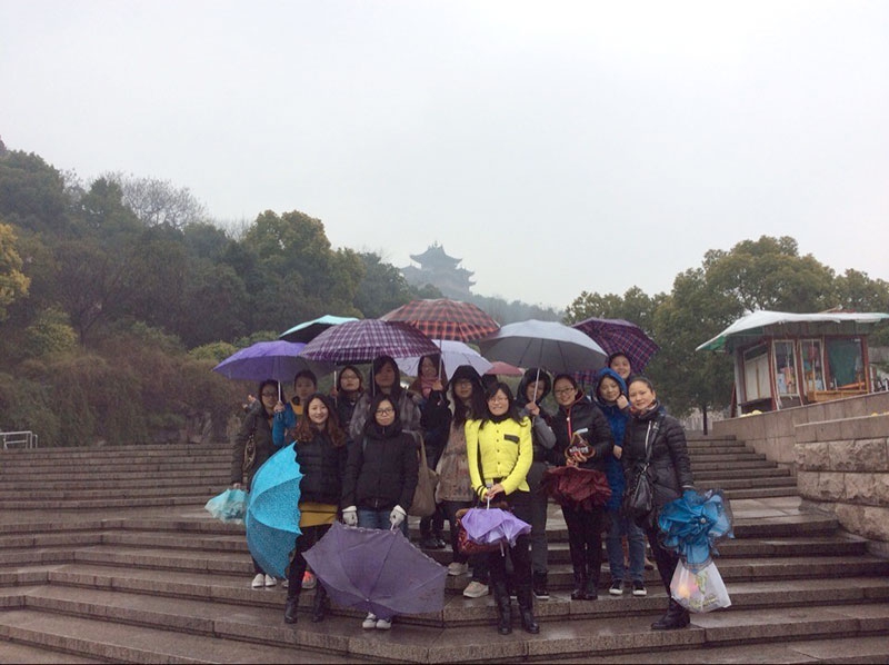 裝飾集團開展 “三八”婦女節登山活動