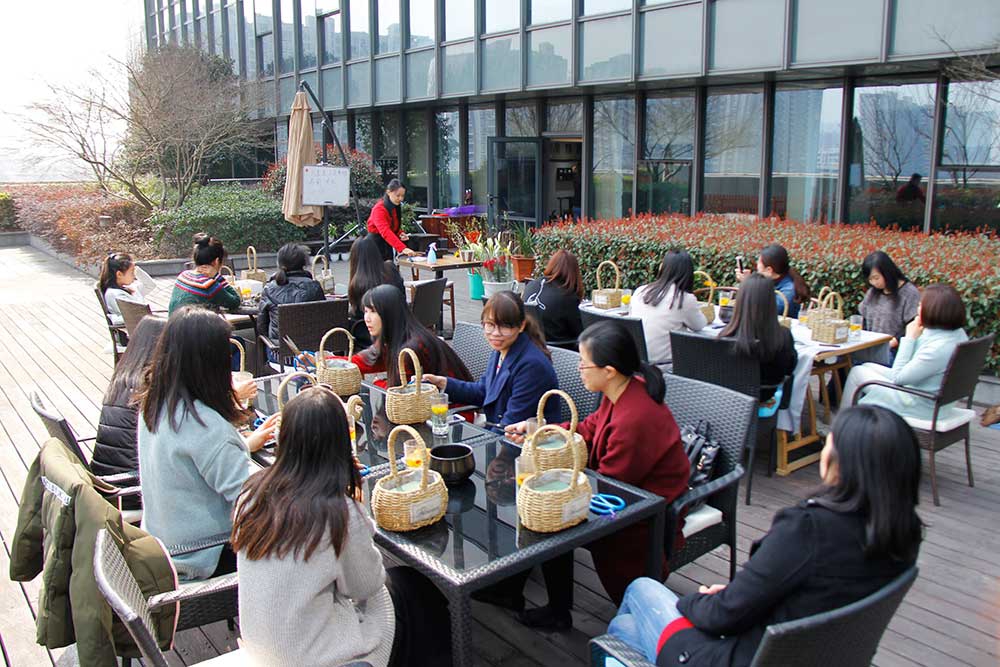 裝飾集團組織開展三八婦女節活動