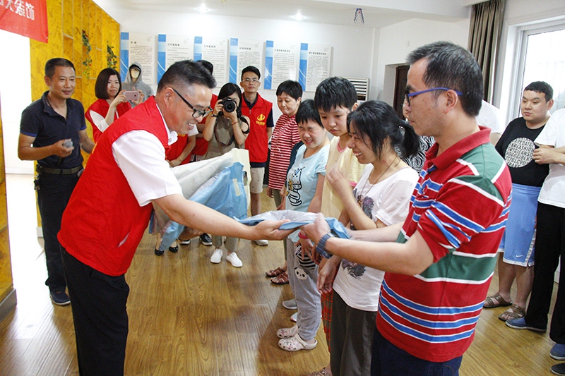 裝飾集團(tuán)開展《2015中天公益慈善綠皮書》發(fā)布活動(dòng)