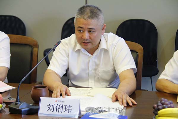 控股集團(tuán)董事長(zhǎng)助理徐慧泉一行到裝飾集團(tuán)慰問、檢查