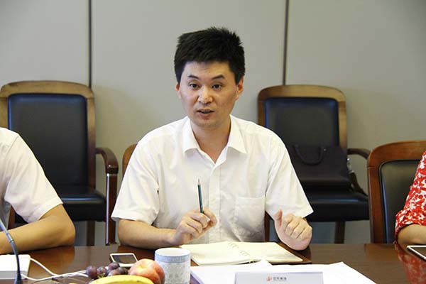 控股集團(tuán)董事長(zhǎng)助理徐慧泉一行到裝飾集團(tuán)慰問、檢查