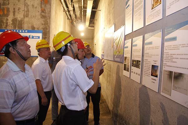 控股集團(tuán)董事長(zhǎng)助理徐慧泉一行到裝飾集團(tuán)慰問、檢查