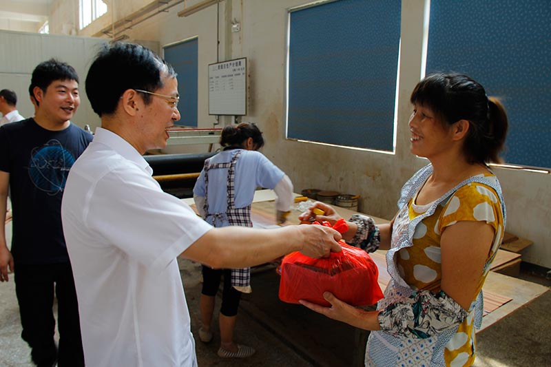 集團(tuán)監(jiān)事會主席方躍峰到裝飾集團(tuán)開展高溫慰問及工作檢查