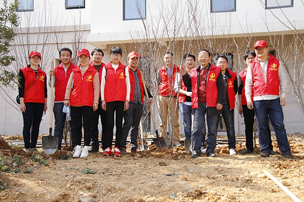 裝飾集團組織開展志愿者“3.12”植樹活動
