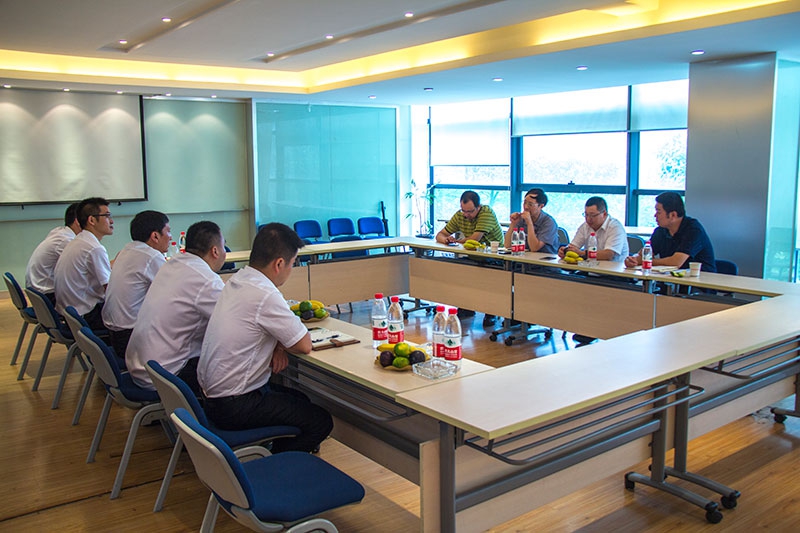 控股集團監事會主席方躍峰一行到裝飾集團進行高溫慰問