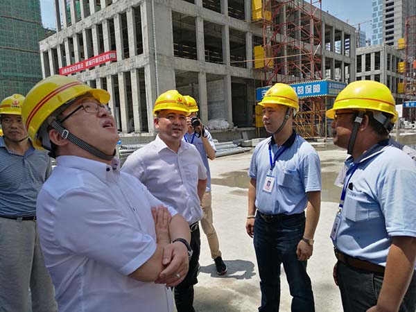 控股集團(tuán)董事長(zhǎng)助理徐慧泉一行到裝飾集團(tuán)慰問、檢查