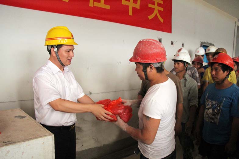 裝飾集團(tuán)深入開展夏季“抗高溫、送清涼”活動(dòng)