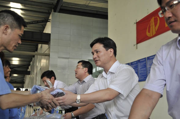 中天幕墻深入開展“抗高溫、送清涼”慰問活動