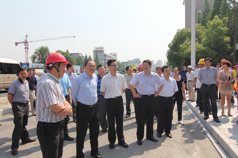 杭州市委書記黃坤明調研地鐵1號線閘弄口站裝飾工程