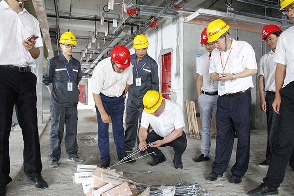 控股集團(tuán)董事長(zhǎng)助理徐慧泉一行到裝飾集團(tuán)慰問、檢查