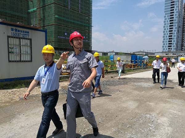 控股集團(tuán)董事長(zhǎng)助理徐慧泉一行到裝飾集團(tuán)慰問、檢查