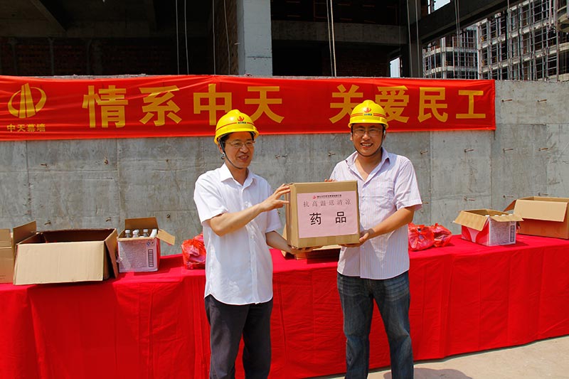 集團(tuán)監(jiān)事會主席方躍峰到裝飾集團(tuán)開展高溫慰問及工作檢查