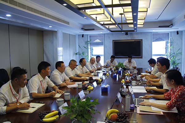 控股集團(tuán)董事長(zhǎng)助理徐慧泉一行到裝飾集團(tuán)慰問、檢查