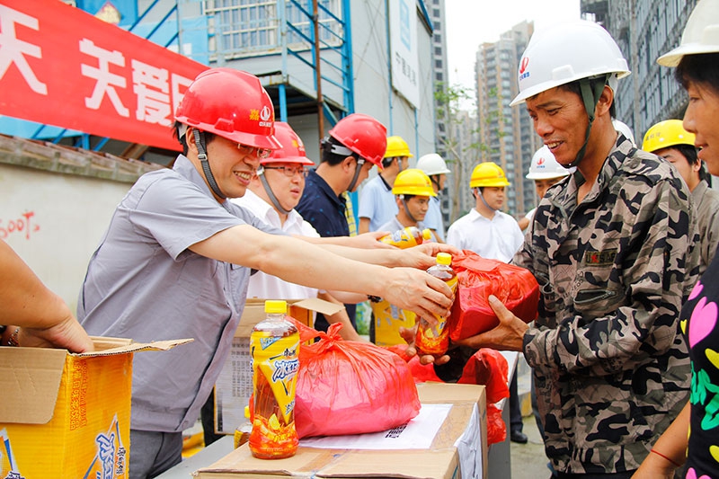 控股集團監事會主席方躍峰一行到裝飾集團進行高溫慰問