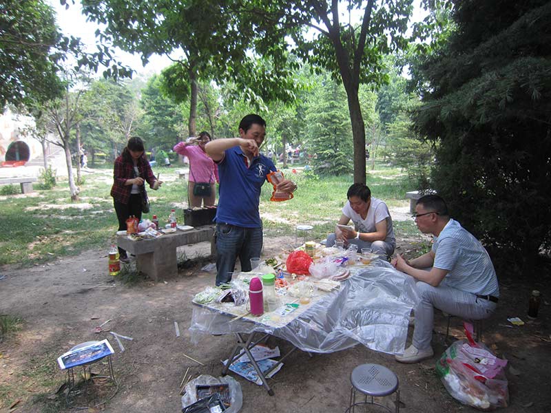 第二分公司開展戶外燒烤活動(dòng)
