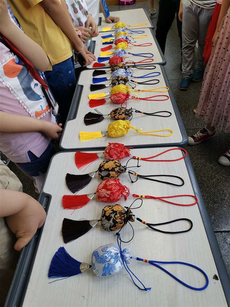 6月5日，中天精誠裝飾集團的志愿者們在總經理助理施江鋒的帶領下來到嵊州市下王鎮中心小學，為鄉村小學的孩子們帶去精彩的職業體驗項目、端午禮物及溫暖的陪伴。  此次DO益行為孩子們帶來了飲品研發師、禁毒警察、美發設計師、魔術師、時裝設計師、郵遞員、印染師、百貨員的體驗項目。活動現場，兩個多小時的體驗，排隊等候、好奇、嘗試、探索與實踐，打破了志愿者與孩子們之間的陌生感，也圓了孩子們的職業夢。   臨近端午節，中天精誠裝飾的志愿者們還帶來了一項特色傳統文化活動——制作端午香囊， 佩香囊，是端午傳統習俗之一，香囊內通常填充一些具有芳香開竅的中草藥，有清香、驅蟲、避瘟、防病等功能。這份“體驗感十足”的端午節禮物贏得學生們的喜愛，在體驗課上，學生們了解端午節的由來和習俗并親手制作端午香囊，把關心裝入香囊送給家人。  “人人可慈善、人人應慈善”，付出、愛、公益、夢想，這些關鍵詞串起了志愿者與鄉村孩子的心，我們會一起努力，在成長的路上學會勇敢面對各種挑戰，最終實現自己的夢想。